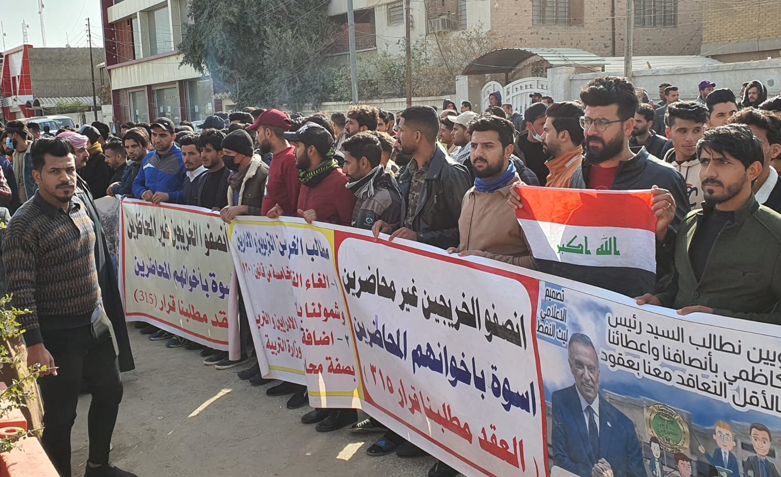 متظاهرون في بابل يغلقون دائرة حكومية وقوات حفظ النظام تتدخل