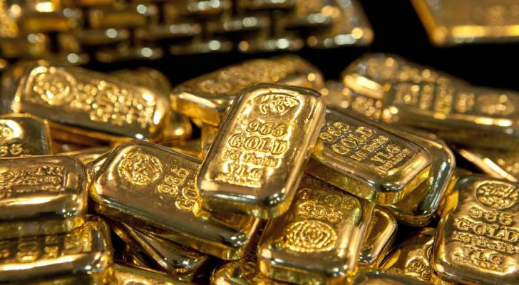 الذهب يتراجع عن مستواه القياسي مع ارتفاع الدولار