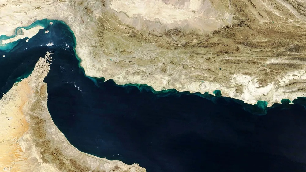 كبرى شركات النفط تعلق شحناتها عبر مضيق هرمز