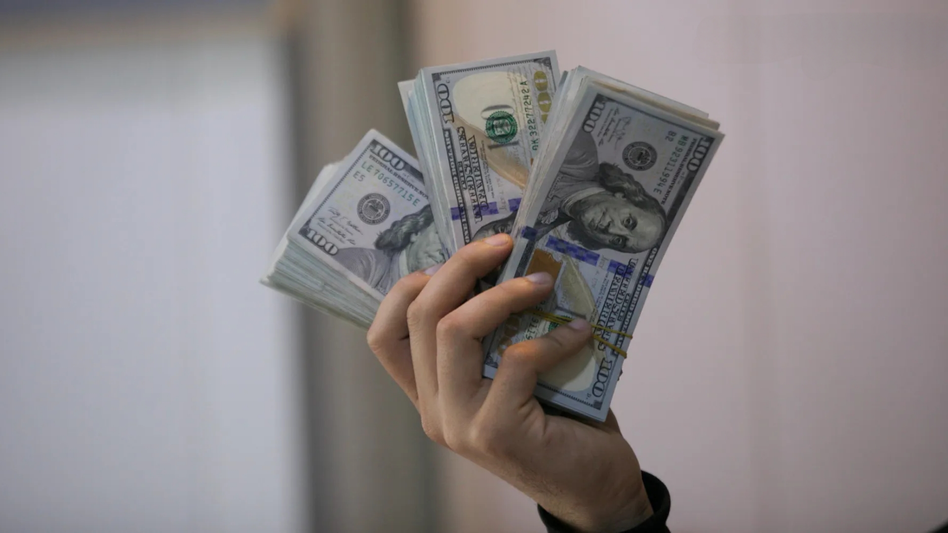 أسعار صرف الدولار في الأسواق العراقية ليوم الأربعاء